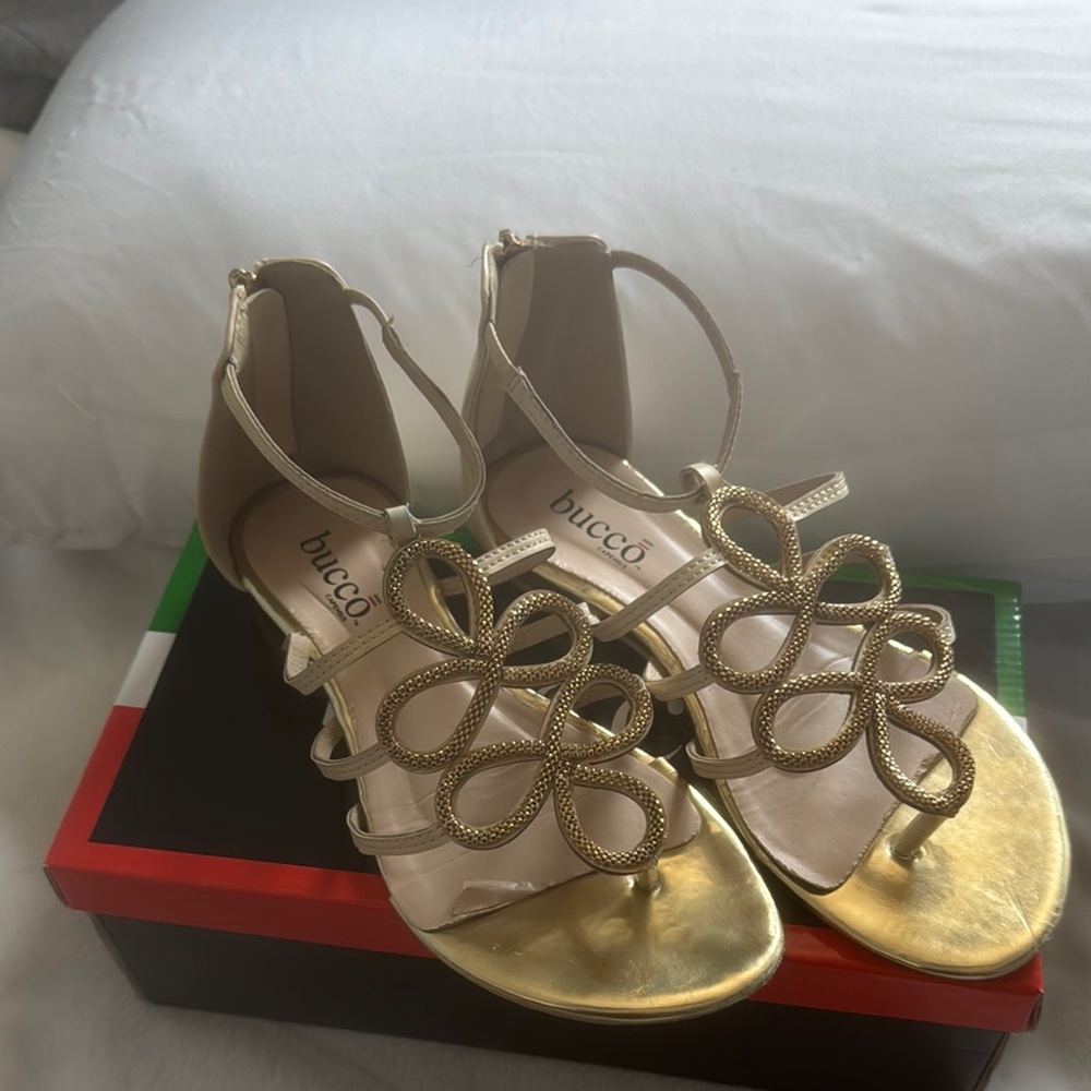 Bucco Gold Sandals with Elegant Floral Design